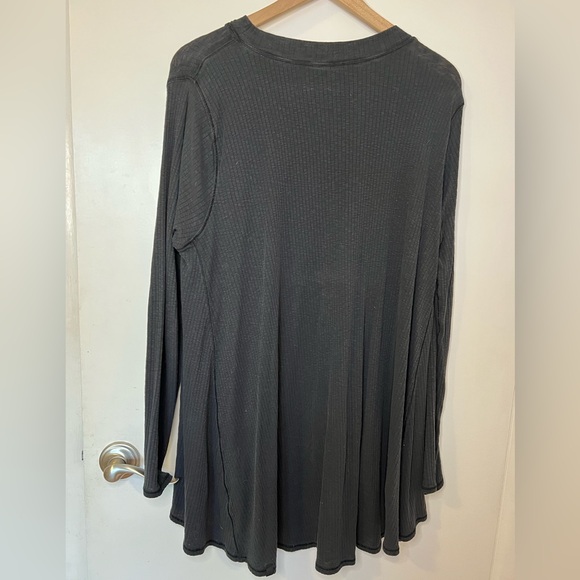 Lululemon long sleeve light weight ribbed shirt with high-low bottom, black sz L - Picture 3 of 4